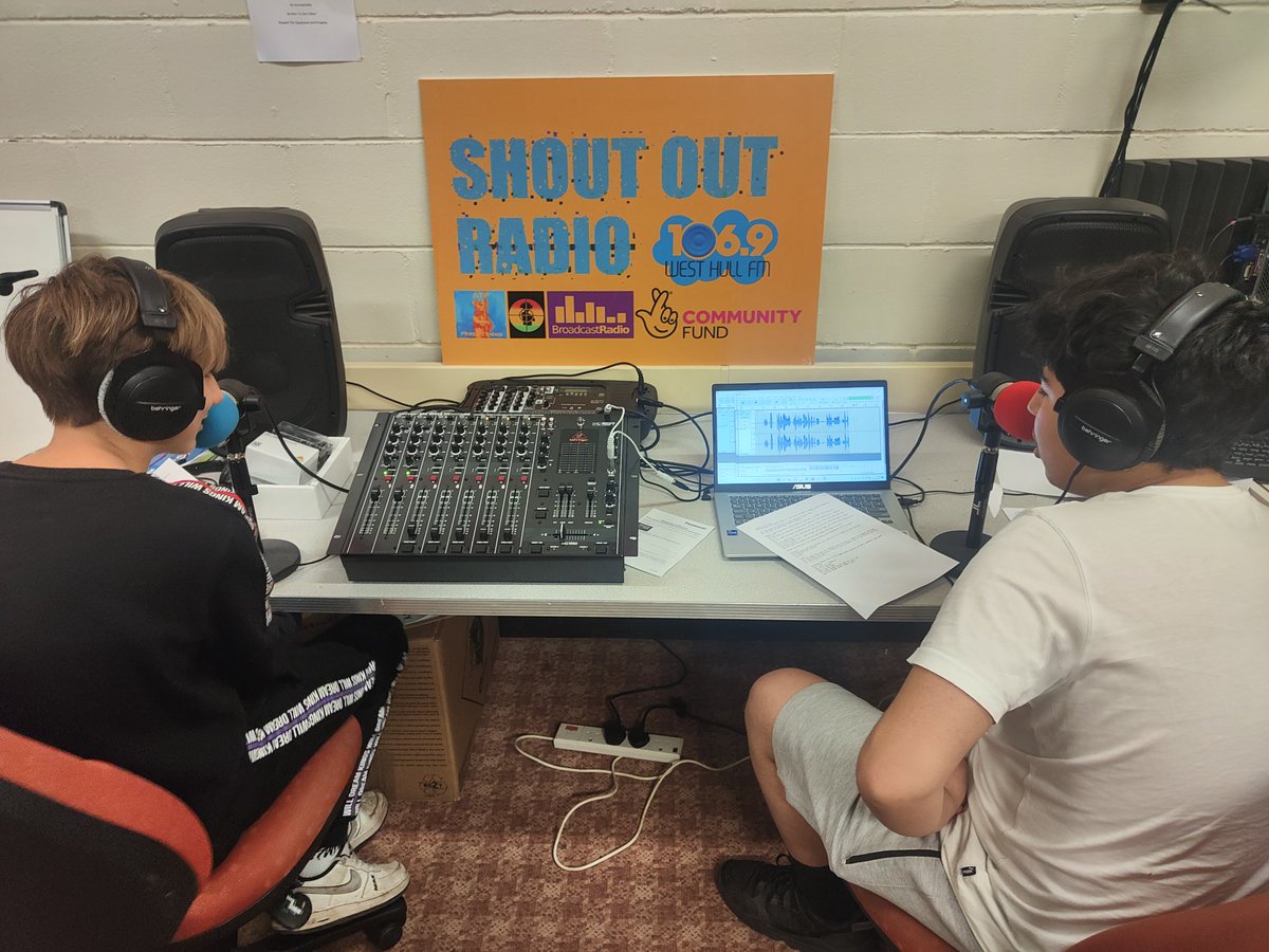 Redlocz's tweet photo. Youth learn #radio #interview techniques @wearewhfm @bus_hull @TNLComFund @redeyefeenix @andytpea1 @EastHullPaul @donnachando @thetudortrust @ExpertCitizens @UkCountyLines @Hullccnews @hullfair @sounddelivery @ProductionsShe @BetterGoodwin @VHEY_UK @YouthMusicNet @Youngandsafe21 https://t.co/Pa7TjKcd69