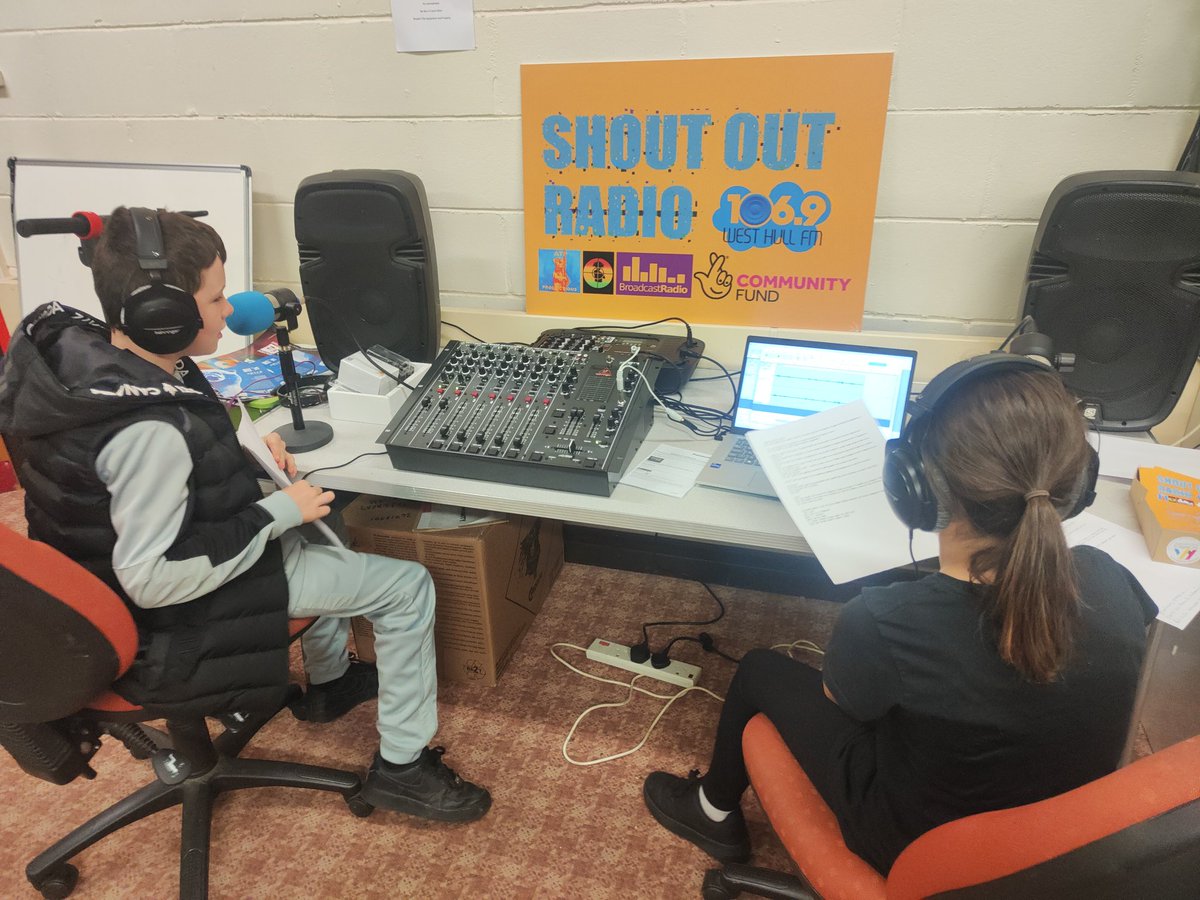 Redlocz's tweet photo. Youth learn #radio #interview techniques @wearewhfm @bus_hull @TNLComFund @redeyefeenix @andytpea1 @EastHullPaul @donnachando @thetudortrust @ExpertCitizens @UkCountyLines @Hullccnews @hullfair @sounddelivery @ProductionsShe @BetterGoodwin @VHEY_UK @YouthMusicNet @Youngandsafe21 https://t.co/Pa7TjKcd69