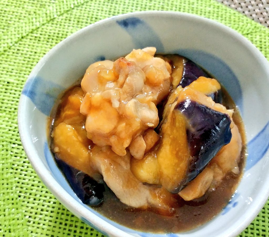 風が冷たかった〜🍃
今夜はアツアツでしっかり味付けの煮物をおかずにご飯を食べて体を温めようと思います!
【なすととり肉の焼肉のタレ煮】🍆🍗✨
苦手でなければしょうがをたっぷり入れてご飯に直接かけた丼スタイルもオススメです🍚✨