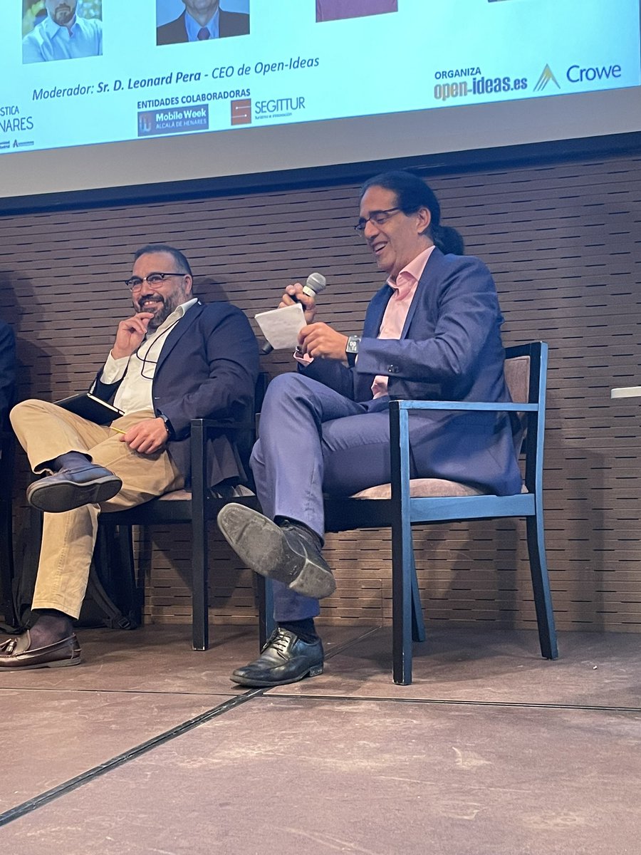 TheOpenIdeas's tweet photo. . @leonardpera destaca la importancia de las 5 Vs del #BigData 
🎚️Volumen
🏃🏽Velocidad
🧬Variedad
✅Veracidad
💎Valor

#turismo #mWeekAlcala22 #mWeek22 https://t.co/rZ80WjDPbu