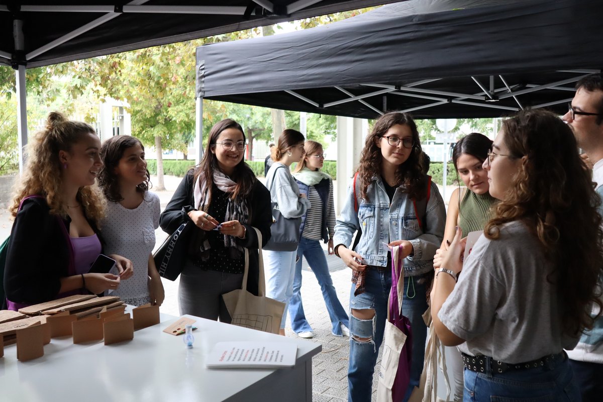 SediUV's tweet photo. Ahir vam celebrar la primera jornada de la #BenvingudaUV! El campus dels Tarongers es va omplir de molt bon ambient, música, orxata, i mooolta informació de les activitats que organitzen els serveis i les associacions. Gràcies!
➡️Més📸i🎞️ en #UVnotícies: https://t.co/fHSM7vzhrT https://t.co/NuB3MGenFv