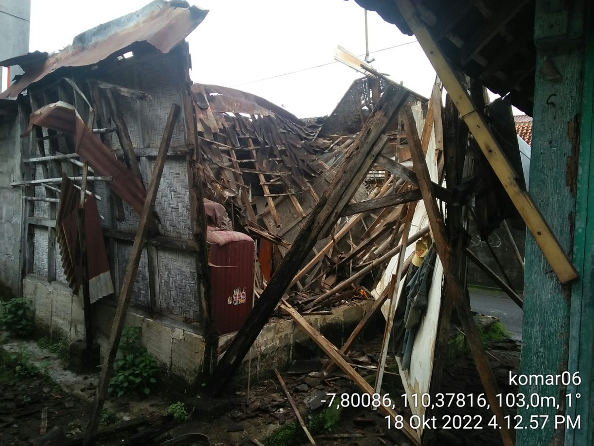 DIYtagana's tweet photo. 18/10/2022 Terjadi rumah roboh di wilayah Gunungketur,Pakualaman Yogyakarta. Pemilik rumah Damar Karyanto ( 51). Akibat kejadian tersebut penghuni rumah 2 orng sementara mengungsi di rumah tetangga. pagi ini dilaksanakan kerjabakti,selanjutnya tindak lanjut dari instansi terkait. https://t.co/6P4ToNcZz3