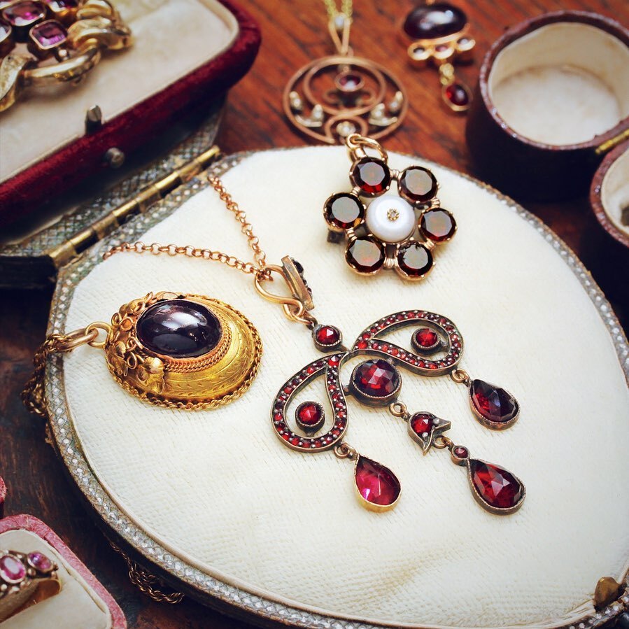 fetheray's tweet photo. With autumn settling in, we’re really feeling these rich burgundy reds.
#autumnhues #fallhues #autumnvibes #autumnal #berryred #burgundyred #rosecutgarnet #flatcutgarnet #etruscanrevival #januarybaby #januarybirthstone #antiquependant #antiquenecklace … https://t.co/DHmxprWrb0 https://t.co/FhigIXGzCs
