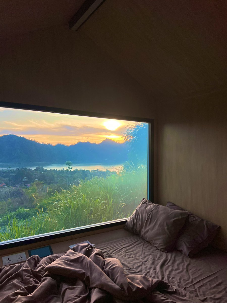 _doraredre's tweet photo. aku kira hotel view pegunungan + danau cuma di luar negeri. ternyata di Bali juga ada, view sunrisenya magical banget ☀️

pagi disini sejuk banget, rasanya pengen pensiun dini saking tenang &amp; nyamannya ✨

spill gak nih? likes &amp; rt biar gak lupa hotel dg view fairytale di Bali ✨ https://t.co/kn6zFNvhCy
