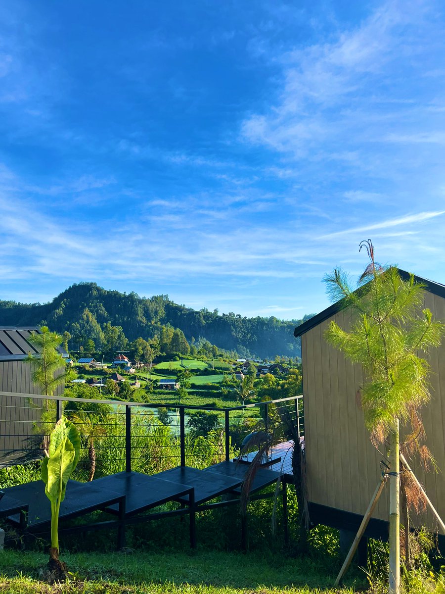 _doraredre's tweet photo. aku kira hotel view pegunungan + danau cuma di luar negeri. ternyata di Bali juga ada, view sunrisenya magical banget ☀️

pagi disini sejuk banget, rasanya pengen pensiun dini saking tenang &amp; nyamannya ✨

spill gak nih? likes &amp; rt biar gak lupa hotel dg view fairytale di Bali ✨ https://t.co/kn6zFNvhCy