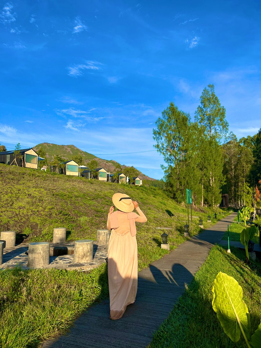 aku kira hotel view pegunungan + danau cuma di luar negeri. ternyata di Bali juga ada, view sunrisenya magical banget ☀️

pagi disini sejuk banget, rasanya pengen pensiun dini saking tenang &amp; nyamannya ✨

spill gak nih? likes &amp; rt biar gak lupa hotel dg view fairytale di Bali ✨