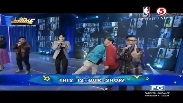 TV5manila's tweet photo. Forda good vibes at happiness ang ibibigay ng buong Showtime fam, kaya just sit back and relax lang kayo dyan! Tumutok lang sa kulitan at bardagulan nila, Madlang Pipol!🥳

#ShowtimeBeksciting
#ItsShowtimeTV5
#IBAngSayaPagSamaSama https://t.co/BFopjbB7CD