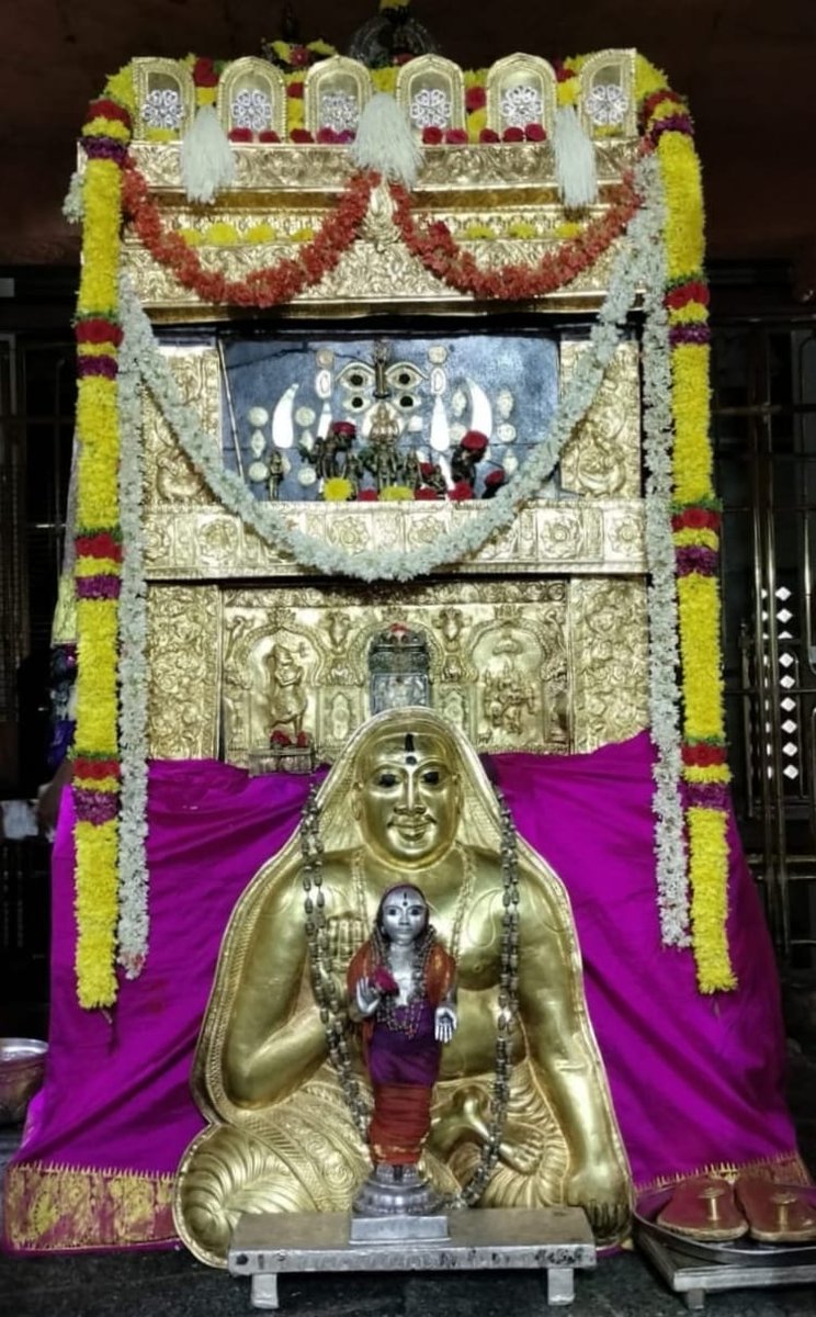 Jaggesh2's tweet photo. ಇಂದಿನ ರಾಯರ ಬೃಂದಾವನದ ಅಲಂಕಾರ ದರ್ಶನ 🙏 https://t.co/3DzDFs43TP