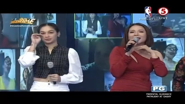TV5manila's tweet photo. Happy vibes and excitement lang! Dasurv natin yan Madlang Pipol, because you deserve the best!🥰

#ShowtimeBeksciting
#ItsShowtimeTV5
#IBAngSayaPagSamaSama https://t.co/yD2Xi2xtVe