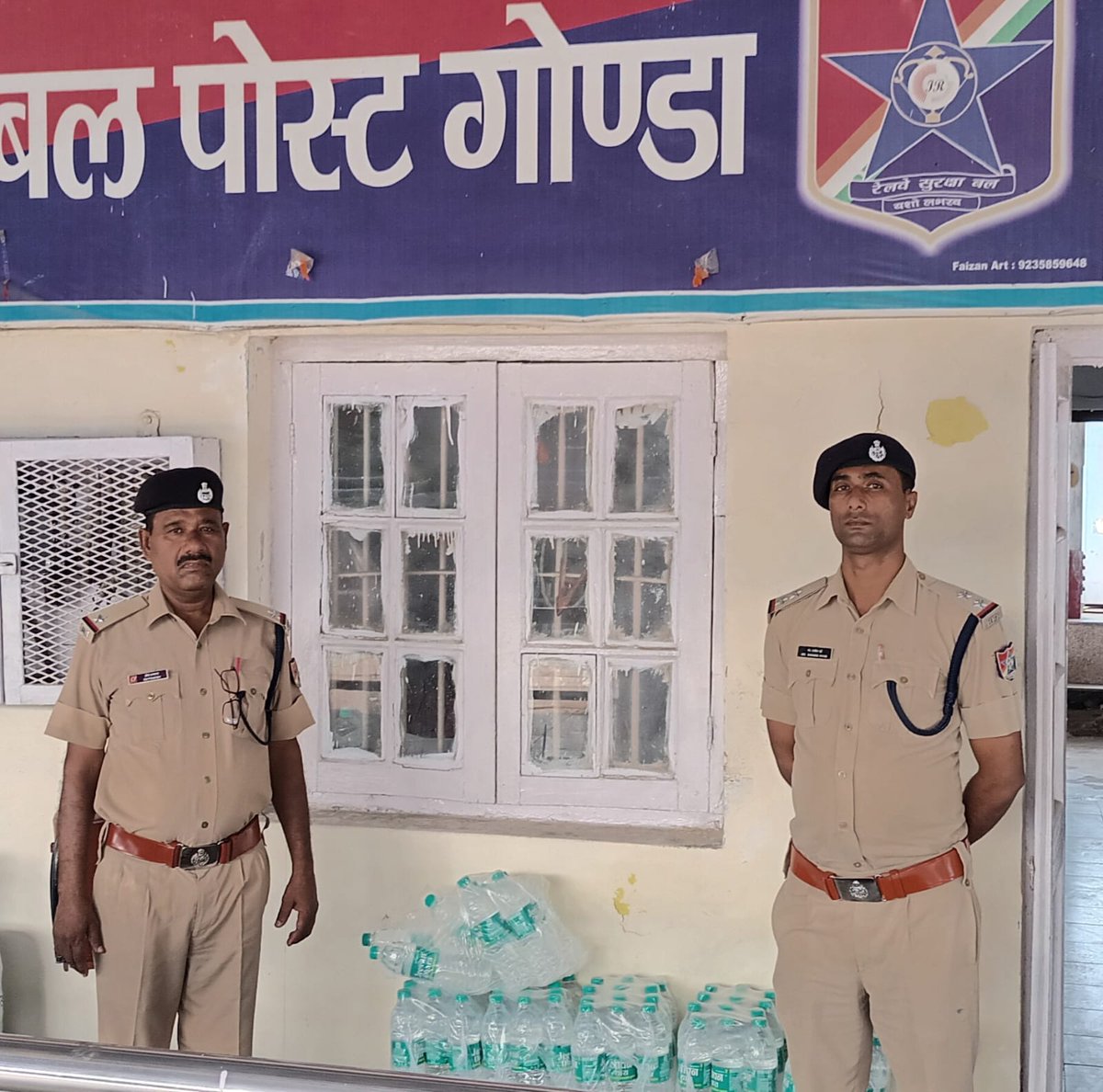 rpfnerljn's tweet photo. #OperationRailPrahari
"RPF always Alert."
#RPF Gonda recovered high number of local brand water bottles from Train no. 12511 &amp; Handed over to LPO/Gonda on 18.10.2022 for necessary action.@drmljn @RPF_INDIA @rpfner @rpfpcgd https://t.co/hsYUpPPOR9