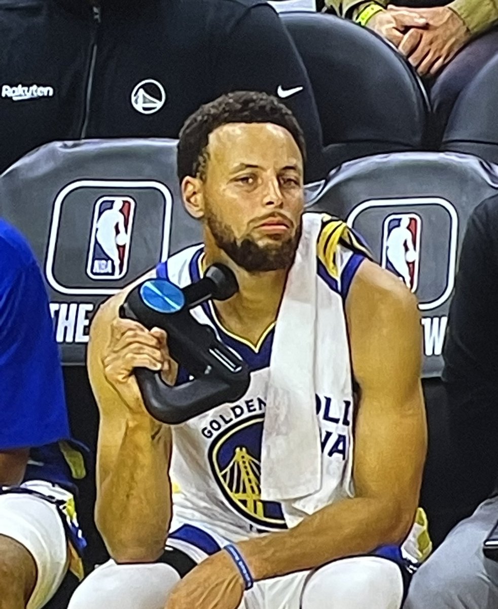 WarriorsLatam_'s tweet image. El partido de Stephen Curry:

33 puntos
10-22 en tiros
4 triples
6 rebotes
7 asistencias
1 tapa
4 robos
+20 en cancha
Victoria

EMPEZÓ EL MVP TOUR🫶🏼💛