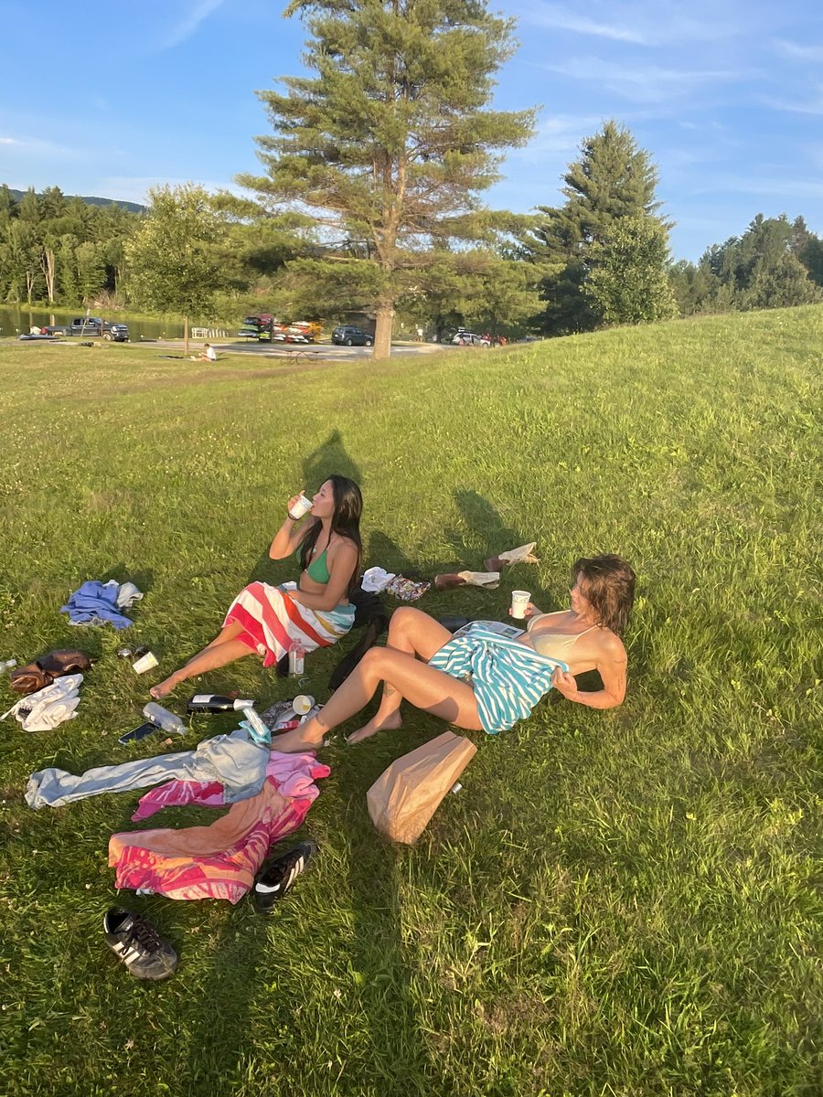 audrey33164736's tweet photo. Every girl can relate to her depictions of the female gaze, girlhood, youthful wildness, and female togetherness. Here are some of my examples #NHsmc https://t.co/pOFXgb7nJb
