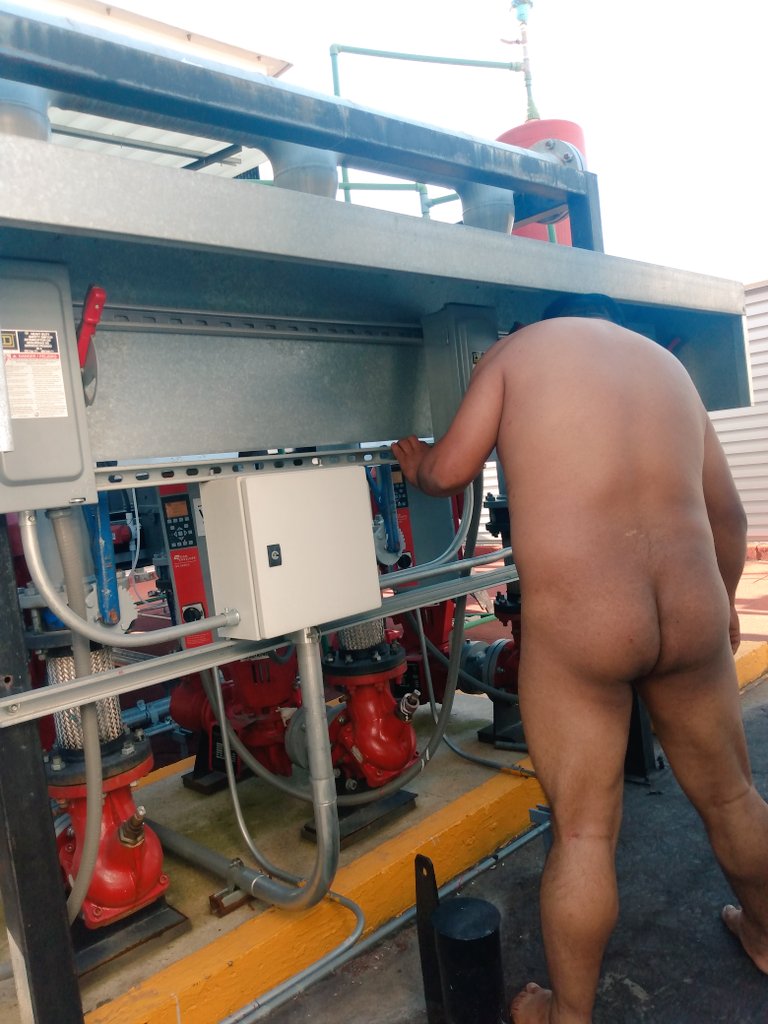 JuanCarz1982's tweet photo. Mantenimiento en la azotea de edificio inteligente. https://t.co/RJGsh8mtR7