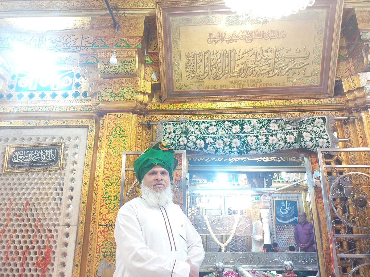 Allah_Ki_Talwar's tweet photo. #दरगाह_निज़ामुद्दीन_औलिया

साहिबे सज्जादानशीन ने ग़ौसे आज़म फाउंडेशन के चेयरमैन हज़रत मौलाना मोहम्मद सैफुल्लाह ख़ां अस्दक़ी और ट्रस्टियों का दस्तार बांधकर इज़्ज़त बख़्शा

खुसूसी अंदाज़ में ज़ियारत करवाया और खुसूसी अंदाज़ ही में #GAF के सभी मेम्बरों/ सहयोगियों के लिए दुआएं भी किया https://t.co/r4YmloaTcP