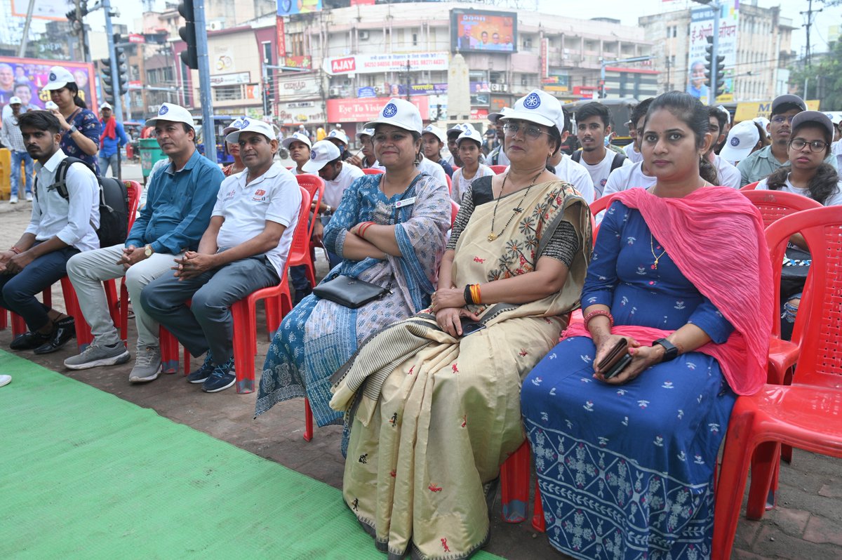 RaipurSmartCity's tweet photo. आज रायपुर नगर निगम एवं राष्ट्रीय सेवा योजना (NSS) द्वारा सिटी कोतवाली चौक से जारी स्वच्छ भारत सर्वेक्षण अभियान का जयस्तम्भ चौक में समापन किया गया। https://t.co/q0YJY5gkTv