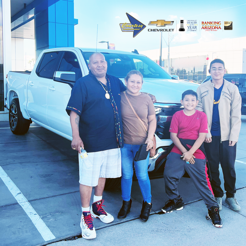 CourtesyChevCom's tweet photo. Congratulations Rafael & family with this beautiful 2022 #ChevroletSilverado 1500, assisted by Jesse Sandoval. Interested in a quality #CourtesyChevrolet vehicle, call Jesse at 602-635-2559. #TheCourtesyWay #FindNewRoads #Silverado #Chevrolet #Chevy #CourtesyChev #Sandoval4AChevy https://t.co/oPEDVUR0ho