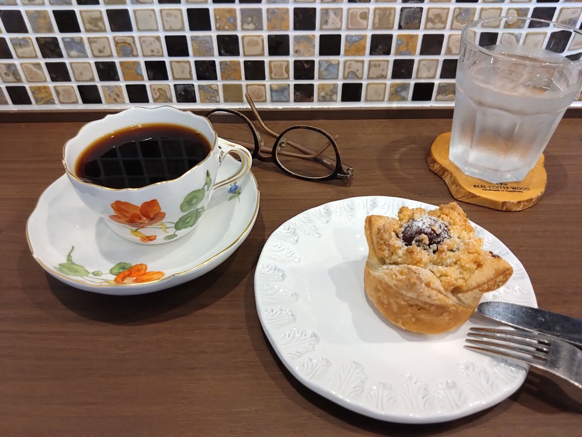 yaki_kayo's tweet photo. 帰りにSIMONS COFFEEへ…
お腹いっぱいでケーキは辞めようと言いながら食べちゃうよね～😅
ブラジル🇧🇷深煎りとあつ栗のパイ🌰
 #下関市  #武久  #SIMONSCOFFEE https://t.co/tLSz7usEr8