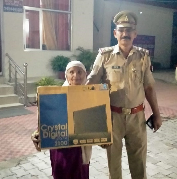 A Compassionate and Considerate Act By SSPBareilly. Reaching out to millions just to see a smile on their face is the Moto for our SSPBareilly! An Old lady approached for help as her LCD was out of order which was replaced within a couple of hours by #SSPBareilly .<a href="/akhileshIPS9/">Akhilesh Chaurasia</a>