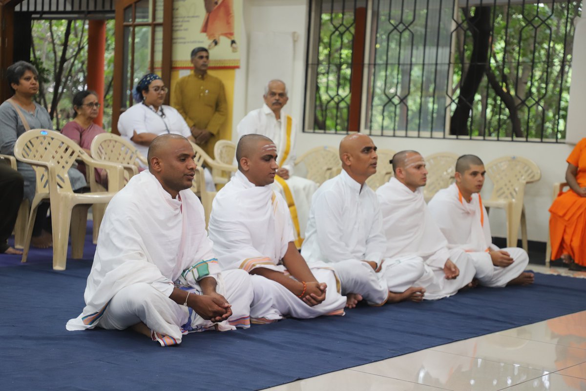 ChinmayaMission's tweet photo. Inauguration of the 2nd Kannada Vedanta Course
Sripadashetra, Bengaluru.
.
#chinmayamission #chinmayacentre #inauguration #inaugurated #swamiji #swami #swamiswaroopananda #swaroopananda #students #course #kannada #kannadacourse #vendant #vedantacourse https://t.co/W4iI8vcjEd