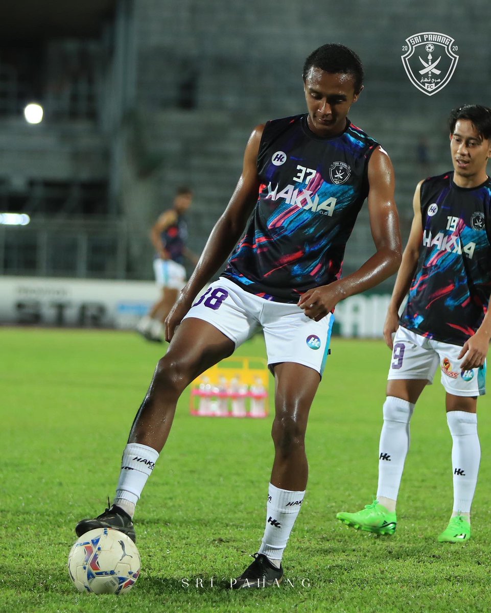 OfficialPahang's tweet photo. Bintang baru dalam pembikinan, namanya Ibrahim Manusi 🔥🔥

#SriPahang
#WhereLegendsAreBorn 
#hakkaClo
#extrajossmalaysia
#posmalaysia https://t.co/rwqrw36Cqm
