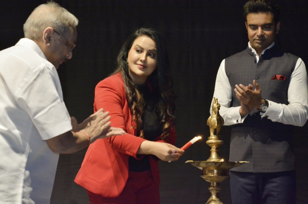 fadnavis_amruta's tweet photo. Vowed my support to #NoShame Movement, against non-consensual image sharing of girls on media,initiated by Shri @Abhishek_asitis .
Joined awareness initiative at #NarseeMonjee Institute,Mum & spoke to students reg unfair discrimination against women.
Our voice is our strength💪 https://t.co/tVpKWtOfTI