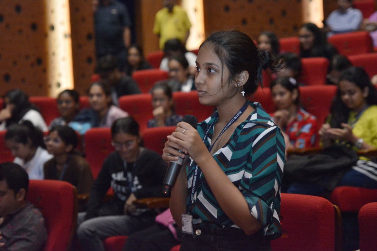 fadnavis_amruta's tweet photo. Vowed my support to #NoShame Movement, against non-consensual image sharing of girls on media,initiated by Shri @Abhishek_asitis .
Joined awareness initiative at #NarseeMonjee Institute,Mum & spoke to students reg unfair discrimination against women.
Our voice is our strength💪 https://t.co/tVpKWtOfTI