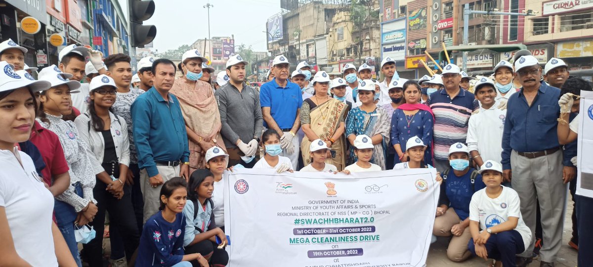 NSSRDBhopal's tweet photo. State-level Mega Cleanliness Drive cond. in Raipur CG. VC, Dr K L Verma, Nagar Nigam Commissioner &amp; RD took part.1500kg single-use plastic handed over to Nagar Nigam.
#CleanIndia2 #CleanIndiaWithNSS

@Yasministry @ianuragthakur @_NSSIndia @NITKM2021 @Pankajsinghips @askabir_ 
1/2 https://t.co/HEs410V5YF
