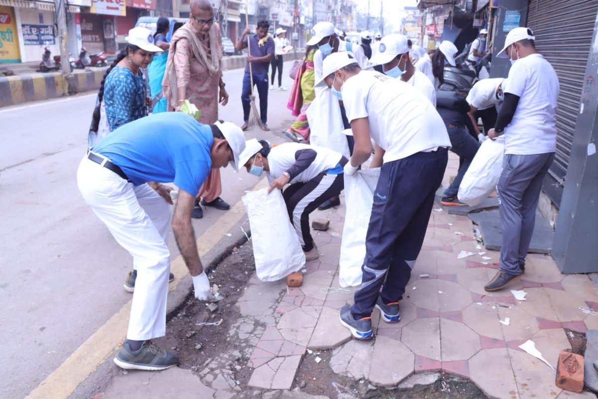 NSSRDBhopal's tweet photo. State-level Mega Cleanliness Drive cond. in Raipur CG. VC, Dr K L Verma, Nagar Nigam Commissioner &amp; RD took part.1500kg single-use plastic handed over to Nagar Nigam.
#CleanIndia2 #CleanIndiaWithNSS

@Yasministry @ianuragthakur @_NSSIndia @NITKM2021 @Pankajsinghips @askabir_ 
1/2 https://t.co/HEs410V5YF