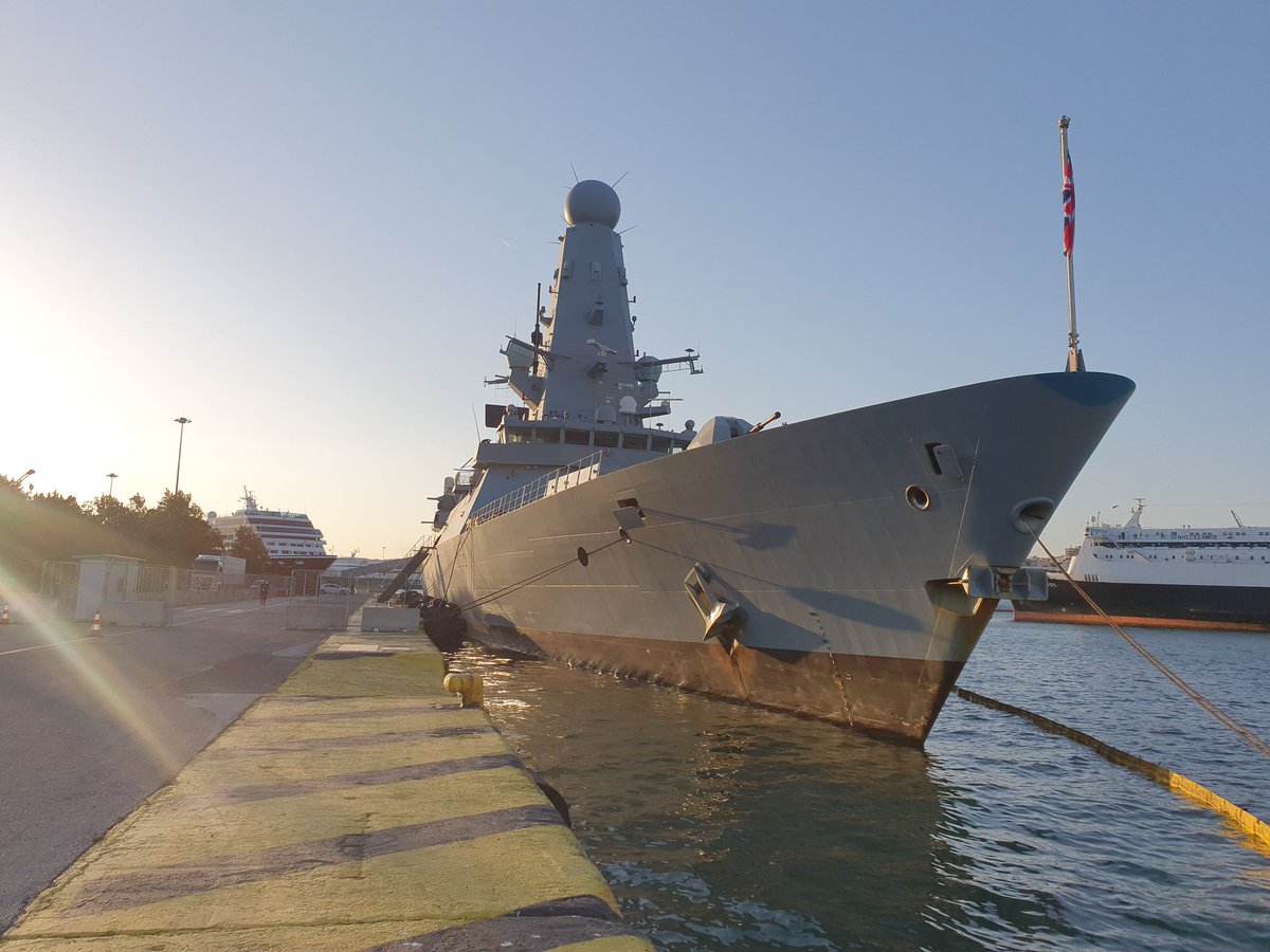 HMSDefender's tweet photo. Coming alongside in #Piraeus | Φτάνοντας στο λιμάνι του #Πειραιά  GR GB 💪 ⚓️@RoyalNavy #Achillean #UKResponseGroup @UKinGreece https://t.co/sxjiklvf6v