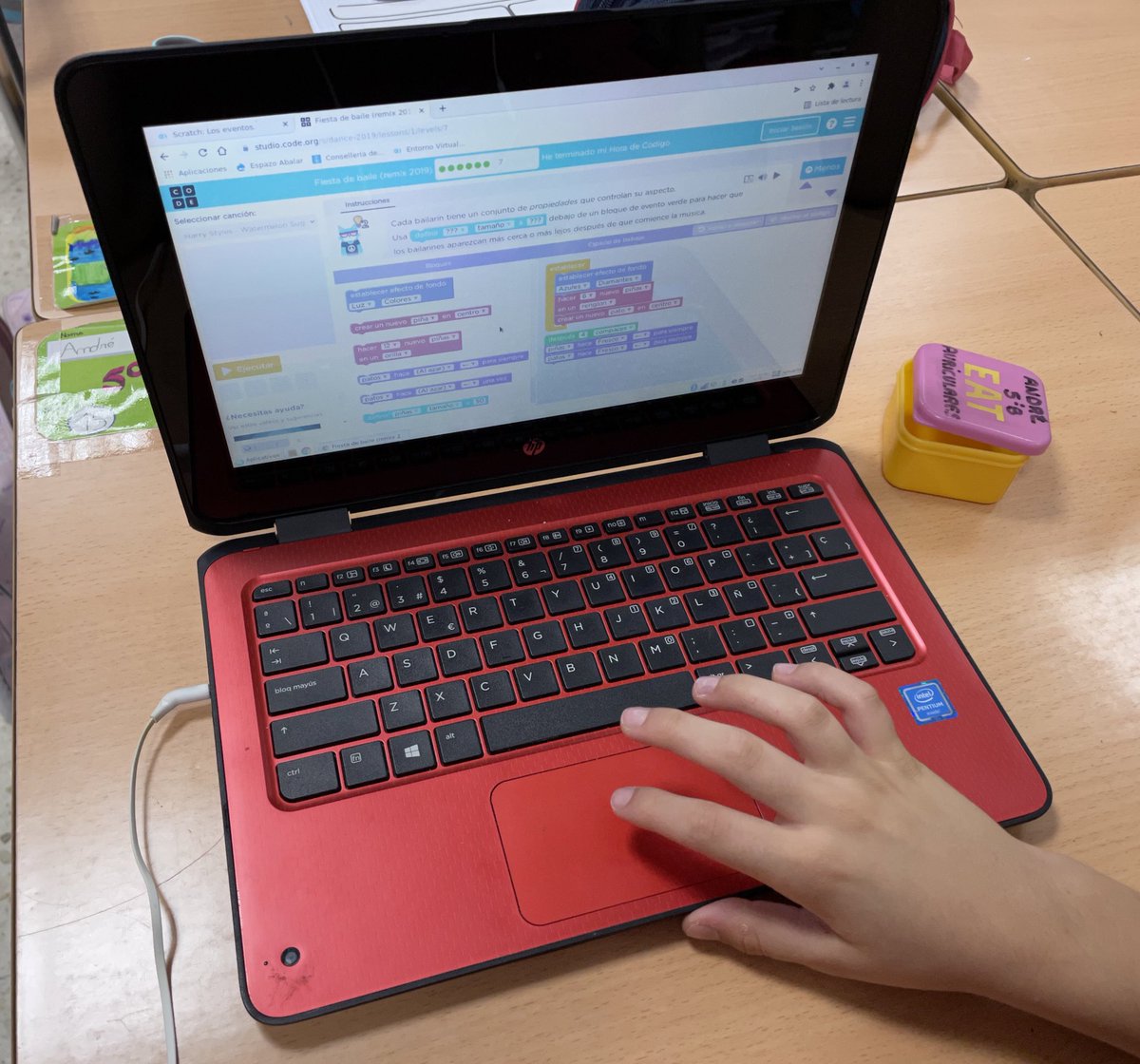 Hablandoennubes's tweet photo. Tenemos configurada una materia en el aula virtual #edixgal para aprender #programaciónvisual con #scratch. Cada uno va a su ritmo, enfrentándose a retos, explorando recursos de https://t.co/gZeKwrCntR y haciendo sus creaciones. Podéis descargarlo aquí 👉🏻 https://t.co/vFvUuawSe8 https://t.co/iIQa4HP1vc