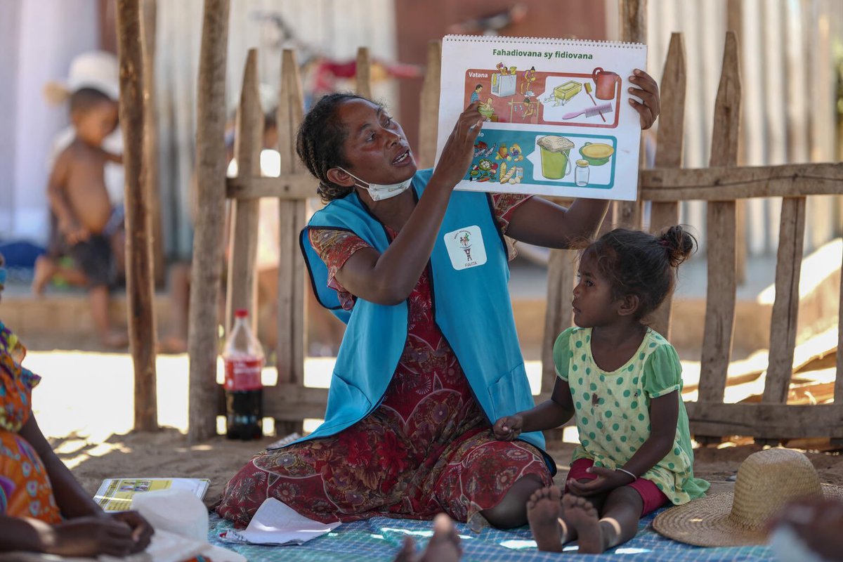 Plus de 575 000 #enfants sont touchés par la crise humanitaire dans le sud de #Madagascar. Pour faire face à la situation, l’ @UNICEF continue à : ✔️ Assurer l'accès aux services vitaux #WASH, #nutrition et #santé. ✔️ Promouvoir l'action climatique. unicef.org/madagascar/rec…