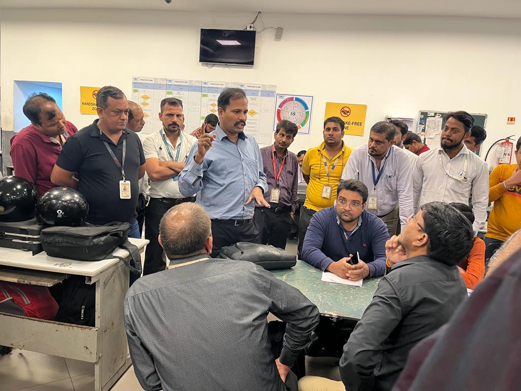 WCCBHQ's tweet photo. @WCCBHQ official conducted a #sensitization programme for #CHAs and their Staff engaged in filing paper related to #wildlife articles at #AirCargoComplex, #IGIDelhi, on 17-10-2022, attended by 40 CHAs and staff. https://t.co/IxtehvTOtQ