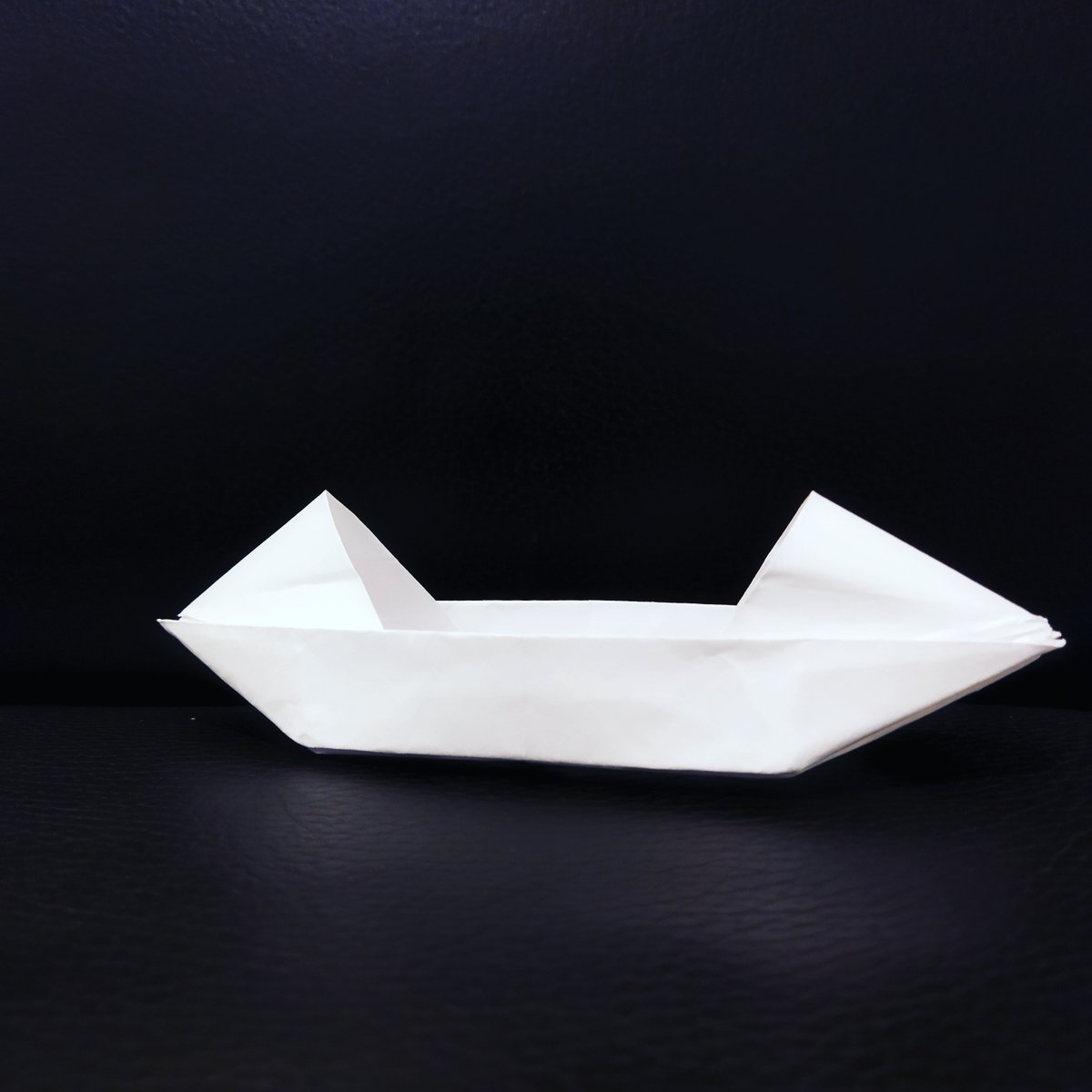MifergOrigami's tweet photo. Boat folded by Miguel F. Romero. Eighteenth day of origamictober.
https://t.co/65lpEJIsyk #origami 
#折り紙 #不切正方形一枚折 #origamiart #origamictober #white #boat https://t.co/5XS0bQ4WKZ