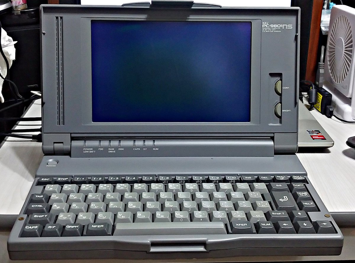 you_kun_jp's tweet photo. 最初に買ったPC。 #NEC #PC9801 #NS20  ( #98NOTE #SX )。日本初の32ビットノートPC、12MHz 386SX、20MBのHDD、1FDDと、拡張RAMにもFDDとしても使える1.25MBのRAMドライブを内蔵。640x400の青っぽいモノクロディスプレイ。メモリは640KB。専門業者でCyrix CX486SLCに換装して使っていました。
 #notepc https://t.co/HFRLf3eExM