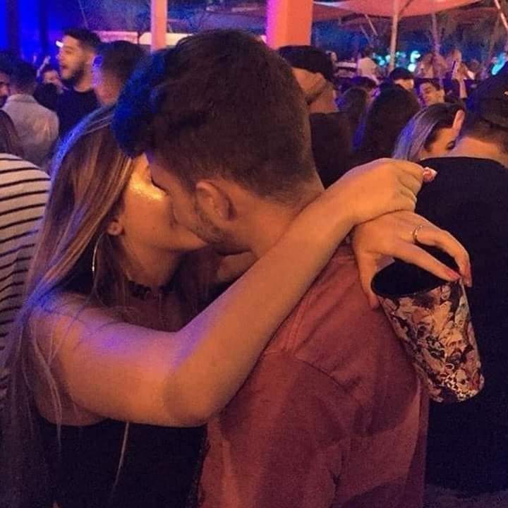 Me perdoa se um dia a minha mudança de humor te fez pensar que eu não te amo.
Quero te dizer que a cada dia que passa me sinto mais feliz por ter você ao meu lado e jamais te trocaria por ninguém. ❤️