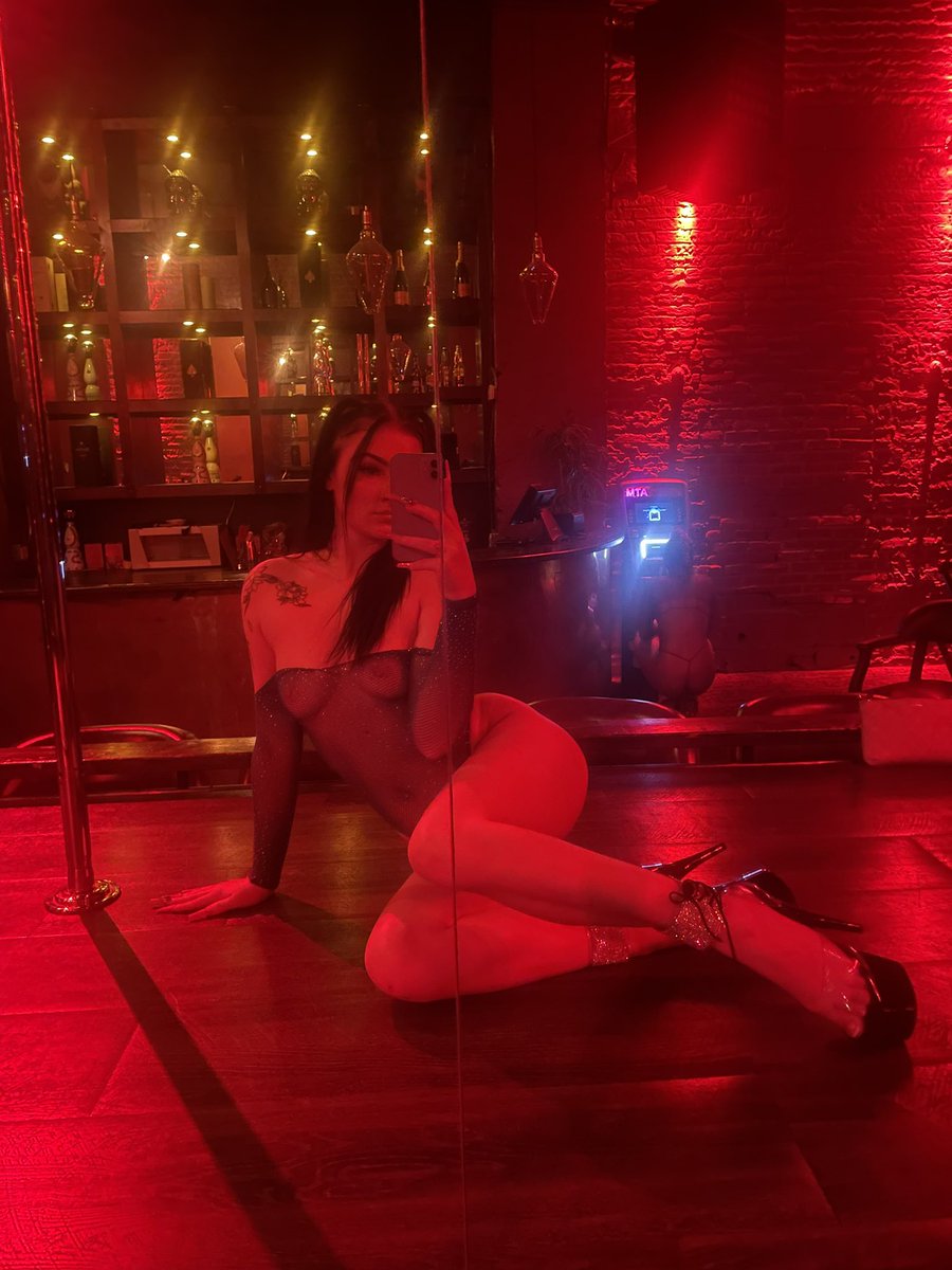 secretblossy's tweet photo. Let me step on you…. Click the link in my bio;) https://t.co/hfztJ3j02T