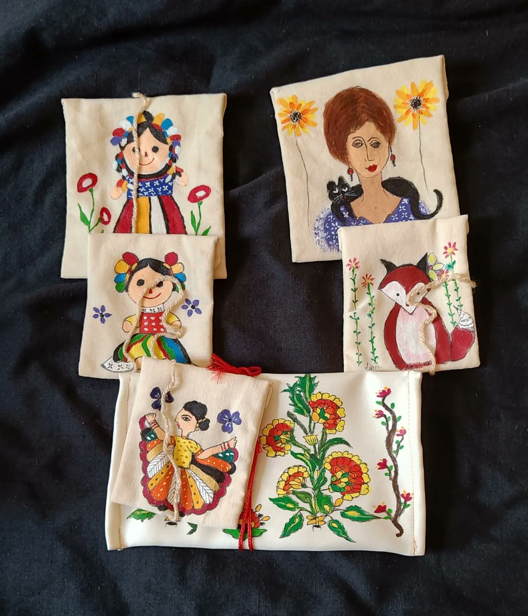 tikulli's tweet image. Sharing in the #pinnedthread. Last of the #handpainted canvas cotton linen cases. Hurry to grab yours. #GiftThemArt this #festiveseason. DM for price. #Retweet for good karma.#ArtForSale #cottonpouches #handmade #handmadegifts #gifting #FestiveGifting #gift #Artist #buyingcontent