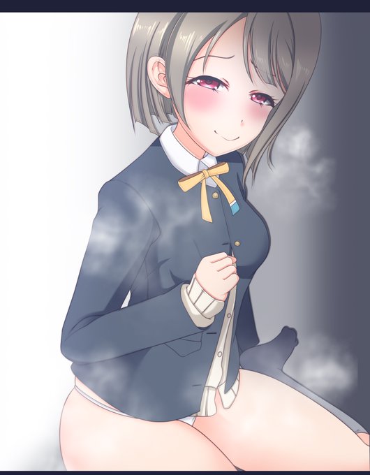 「せんぱぁい♡かすみんのお膝開いてますよ?♡」 