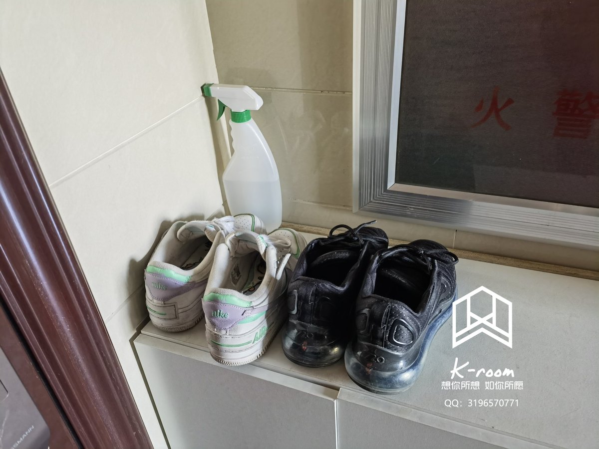 kiccn1's tweet photo. 抽空扫了一波，隔壁小区的一个小妹妹，人长得好看，鞋子臭，摆在外面两双鞋子是特意给我准备的吗？（电报群里已更，照片和玩鞋视频都有） https://t.co/TkgVVPiCWF
