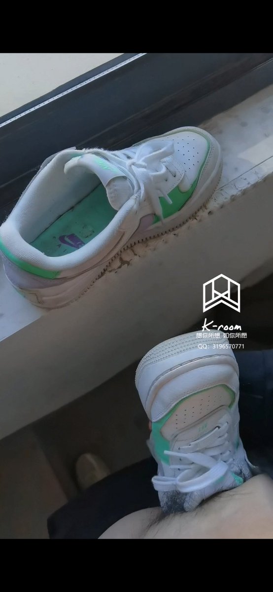 kiccn1's tweet photo. 抽空扫了一波，隔壁小区的一个小妹妹，人长得好看，鞋子臭，摆在外面两双鞋子是特意给我准备的吗？（电报群里已更，照片和玩鞋视频都有） https://t.co/TkgVVPiCWF