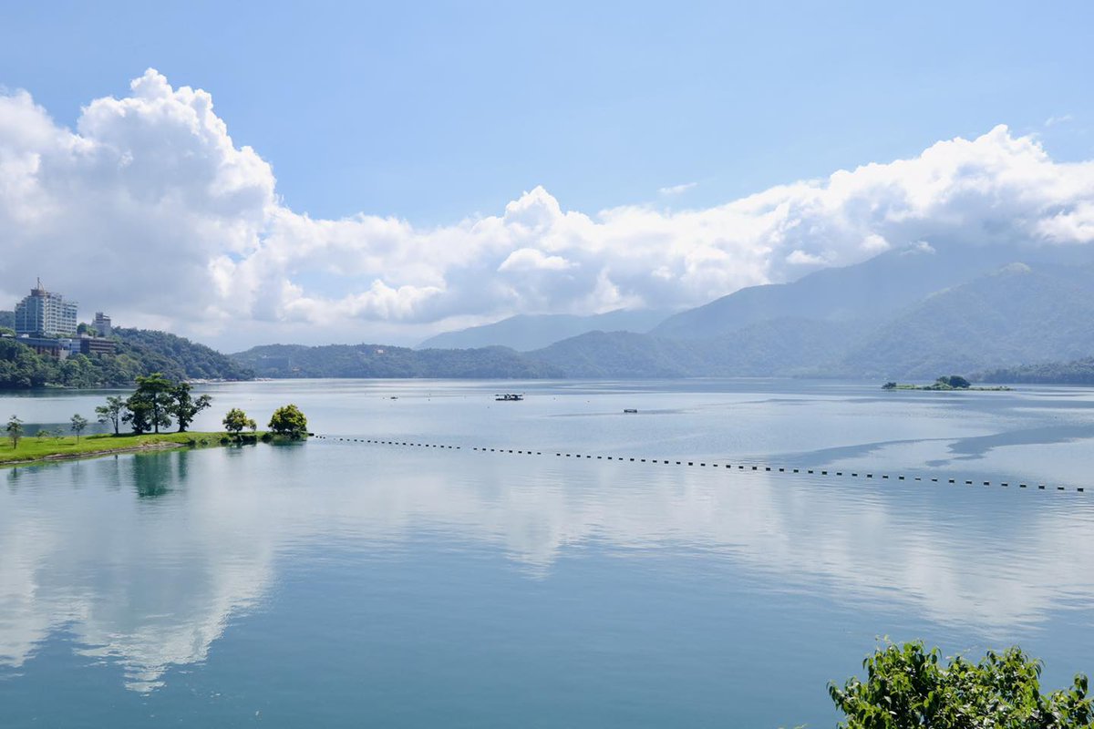 TaiwanToday_TH's tweet photo. #ทะเลสาบสุริยันจันทรา ได้รับการจัดให้เป็น1ใน8สถานที่ท่องเที่ยวที่งดงามที่สุดใน #ไต้หวัน นอกจากนี้ #CNNGO เว็บไซต์การท่องเที่ยวของสหรัฐฯ ยังได้จัดให้ #เส้นทางปั่นจักรยาน รอบล้อมทะเลสาบฯ ติด1ใน10อันดับเส้นทางจักรยานที่สวยที่สุดในโลก(ภาพ:สนง.บริหารอุทยานแห่งชาติทะเลสาบสุริยันจันทรา) https://t.co/jkTO6uOfdm