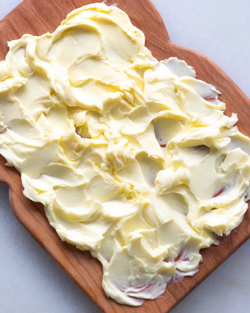 vnsspz's tweet photo. kann mir jemand den trend „butter board“ erklären? https://t.co/j0kGR5AV1t