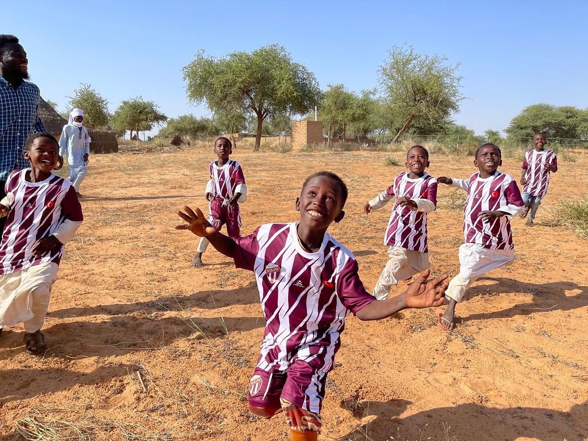 Yeni güne Sudan’lı çocuklarımızın sevinçleriyle başlıyoruz. Onlar da artık İnegölspor’lu 😊 #İnegölSeninŞehrin