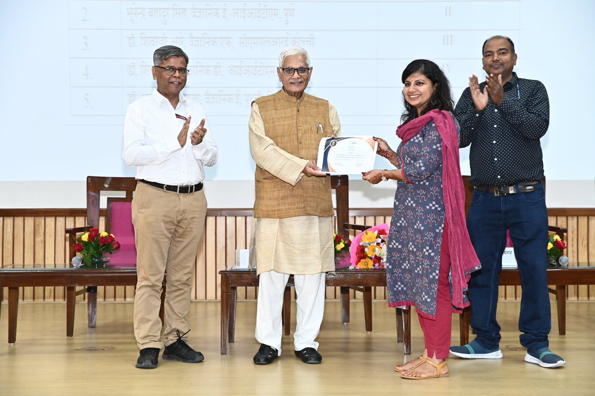 iitmpune's tweet photo. इसी पुरस्‍कार वितरण समारोह में मंत्रालय तथा इसके अधीन कार्यालयों के वैज्ञानिको के लिए आयोजित प्रतियोगिता में  @iitmpune की वैज्ञानिक डॉ. @shikhasingh08 को पुरस्कार एवं प्रशस्ति-पत्र प्रदान किया गया। 
@moesgoi @gopiye #hindipakhwada2022 https://t.co/xhwco0VNbP