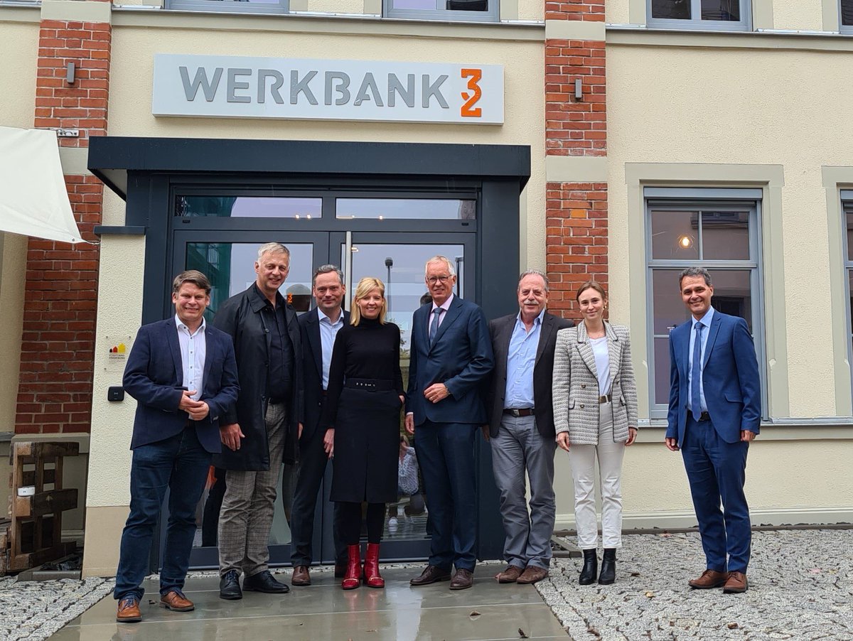EhlersHenning's tweet photo. #Zukunft Einfach Machen: Herzlichen Dank an @leonhard_zintl und @ZeitlerBenjamin für intensiven Austausch mit @Raiffeisen_DRV in @werkbank32 zu #Digitalisierung #blockchain #ki in #mittweida https://t.co/7u0JpKzJsS