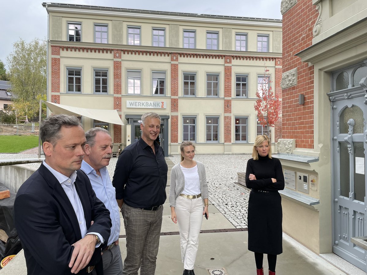 EhlersHenning's tweet photo. #Zukunft Einfach Machen: Herzlichen Dank an @leonhard_zintl und @ZeitlerBenjamin für intensiven Austausch mit @Raiffeisen_DRV in @werkbank32 zu #Digitalisierung #blockchain #ki in #mittweida https://t.co/7u0JpKzJsS
