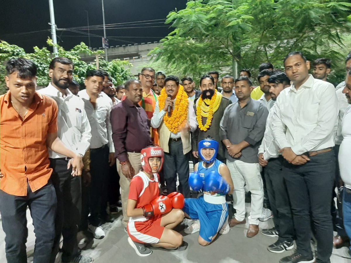 DrGopal_Sharma's tweet photo. जयपुर के सोडाला स्थित लाल बहादुर शास्त्री पार्क में राष्ट्रीय स्तर के चैम्पियन और कोच की उपस्थिति में जिला स्तरीय सीनियर पुरुष व महिला मुक्केबाजी प्रतियोगिता-2022 का उद्घाटन किया।
आभार : राजू जी बॉक्सर
#boxing #boxinglife #jaipur #jaipurdiaries #rajuboxer https://t.co/j5Qrg8ZqoE