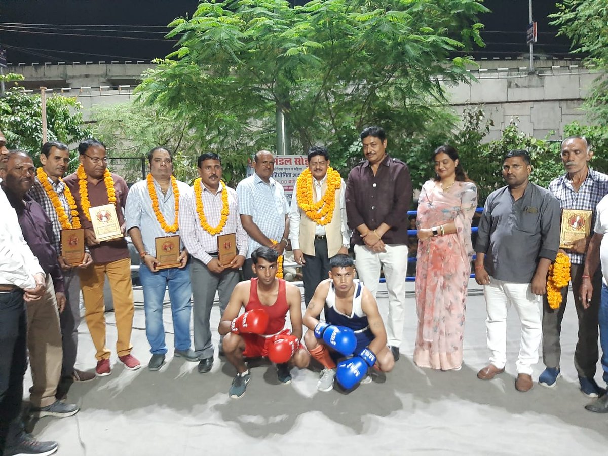 DrGopal_Sharma's tweet photo. जयपुर के सोडाला स्थित लाल बहादुर शास्त्री पार्क में राष्ट्रीय स्तर के चैम्पियन और कोच की उपस्थिति में जिला स्तरीय सीनियर पुरुष व महिला मुक्केबाजी प्रतियोगिता-2022 का उद्घाटन किया।
आभार : राजू जी बॉक्सर
#boxing #boxinglife #jaipur #jaipurdiaries #rajuboxer https://t.co/j5Qrg8ZqoE