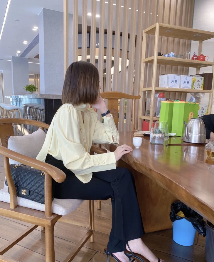 希望每位女生 在这个年龄段 都有乘风破浪的勇气 活出最飒的自己 #日常穿搭