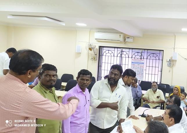 KMSMBuhariSait's tweet photo. மேலப்பாளையம் கன்னிமார் குளத்தில் பாதாள சாக்கடை கழிவுகள் கலந்து துர்நாற்றம் ஏற்படுவதுடன் தேங்கிய மழை நீர் பாதிப்படைந்து மாசுபட்டு வருகிறது.
கழிவு நீர் குளத்திற்குள் செல்லாமல் தடுக்க மாற்று வழி செய்து தருமாறு மேயர் PM சரவணன் அவர்களை நேரில் சந்தித்து மனு கொடுக்கப்பட்டது.
18.10.2022 https://t.co/7hWd9AbkUa